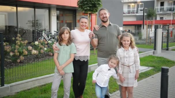 Familia Con Niños Mirando Cámara Pie Calle Aire Libre Pareja — Vídeos de Stock