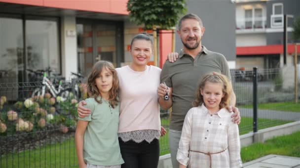 Familia Feliz Cerca Nueva Casa Concepto Bienes Raíces Divierten Mucho — Vídeos de Stock