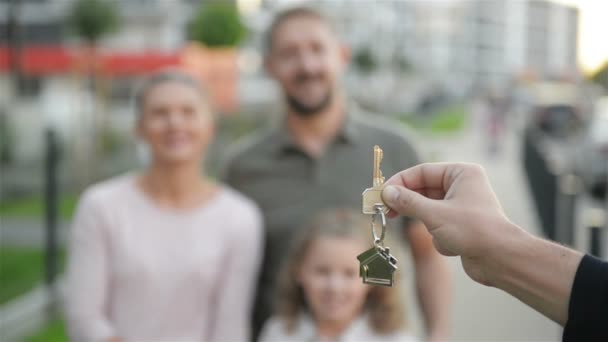 Família feliz perto de sua nova casa. Conceito imobiliário. Eles se divertem muito juntos . — Vídeo de Stock