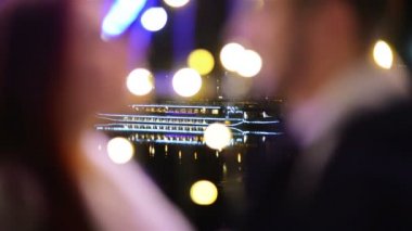 Aşık çift birlikte öper. Arka plan üzerinde Noel ışıkları. İyi bir ruh hali, eğlenceli, aşk, mutlu yeni yıl kavramı, mutlu bir aile.