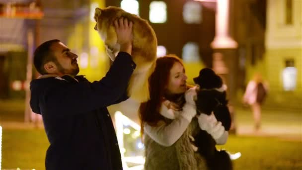 Paar liefhebbers met Cutie honden plezier samen. Prettige kerstdagen en gelukkig Nieuwjaar Concept. Romantische Date. Buitenshuis. — Stockvideo