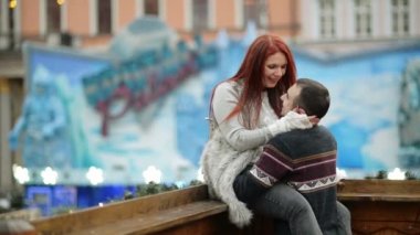 Genç mutlu çekici sevdalı çift kucaklayan ve açık öpüşme. Merry Christmas ve yeni yıl kavramı. İyi bir ruh hali ve birlikte eğlenmek.