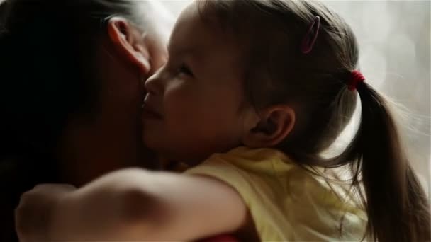 Hermosa joven madre con su hija se acurrucan. Se están divirtiendo mucho juntos. Amor, Familia, Día de la Madre . — Vídeos de Stock