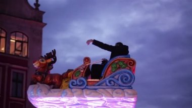 Eğlence cazibe belgili tanımlık Noel çarşı, genç aile Xmas fuarda gülüyor sahip çift gülüyor. Mutlu Noeller ve mutlu yeni yıl.