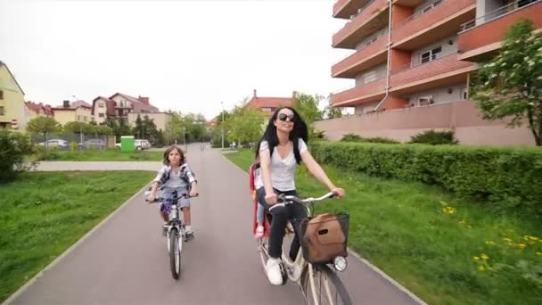 Los padres con sus hijos van en bicicleta. Familia feliz pasar tiempo juntos . — Vídeos de Stock