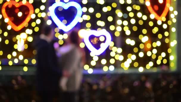 Couple d'amoureux embrasse ensemble. Lumières de Noël sur fond. Bonne humeur . — Video