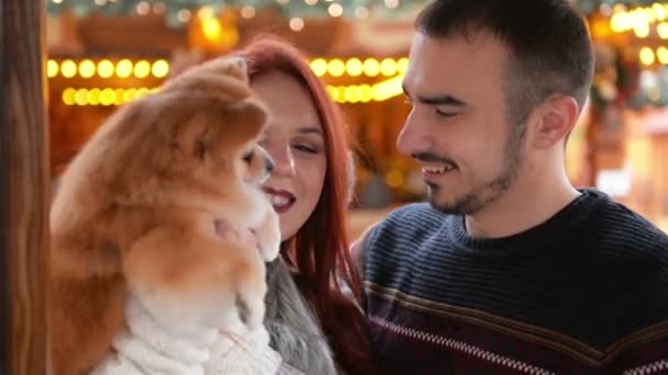 Happy Couple s'amuse à l'extérieur. Temps de Noël et Bonne Année Concept. Les amoureux tiennent des chiens malins . — Video