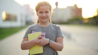 Yakın çekim portre sarışın Avrupa küçük kızın dişleri ile gülümseyen. Güneşli öğleden sonra mutlu bir çocukluk her üst hissediyorum iyi yapar. Çocuksu gülümseme bir kaynak olumlu duygular var. Gülümseme, eğlenceli, Hd