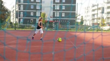 Genç bir çocuk ceza ateş sırasında bir hedef puanları. Ağır çekim. Açık havada. Kaynağını sağlık yaşam spor.