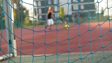 Küçük bir çocuk bir hedef başladı top puanları. O futbol açık havada oynamak eğlenceli bir yeri vardır.