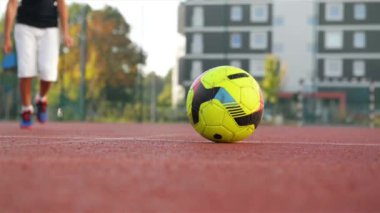 Genç bir çocuk ceza ateş sırasında bir hedef puanları. Ağır çekim. Açık havada. Kaynağını sağlık yaşam spor.