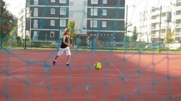 Egy fiatal fiú jatékos lő gólt során egy tizenegyest ki. Lassú mozgás. A szabadban. Sport élet egészség forrását. — Stock videók
