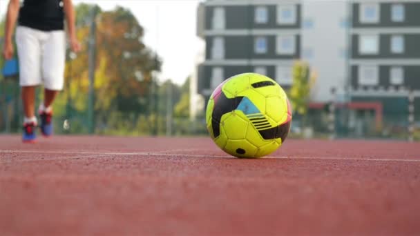 Ein kleiner Junge schießt ein Tor im Penaltyschießen. Zeitlupe. Draußen. Sport als Quelle des Gesundheitslebens. — Stockvideo