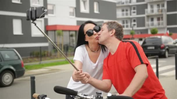 Ευτυχισμένο Ζευγάρι Φιλί Εξωτερικούς Χώρους Έχουν Ένα Υπόλοιπο Μετά Ποδήλατο — Αρχείο Βίντεο