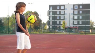 Beyaz görünüm Kicks futbol topu açık havada bir genç çocuk. Futbol oynarken eğlenceli bir yeri vardır.