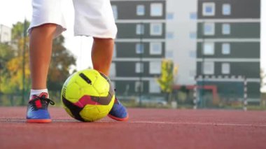 Beyaz görünüm Kicks futbol topu açık havada bir genç çocuk. Futbol oynarken eğlenceli bir yeri vardır.