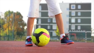 Beyaz görünüm Kicks futbol topu açık havada bir genç çocuk. Futbol oynarken eğlenceli bir yeri vardır.
