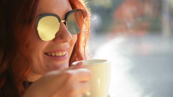 Portret van vrouwen zittend in Cafe. Gelukkig paar hebben romantische datum. Ze hebben veel plezier samen tijd doorbrengen. — Stockvideo