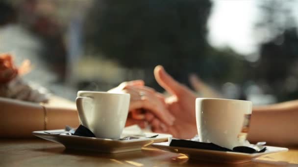 Feliz joven pareja sosteniendo las manos. Disfrutan pasar tiempo juntos . — Vídeos de Stock