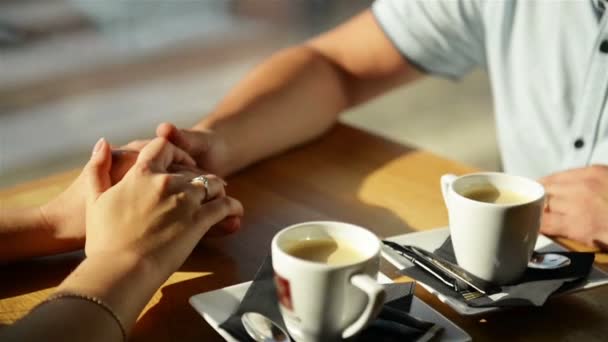 Boldog fiatal pár kezében Hands. Ők élvez költés idő együtt. — Stock videók