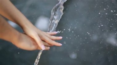 Genç eller su sıçrama ile. Seçici odak. Çift birlikte. Su yaşamın motorudur. HD, duyarlı, taze.