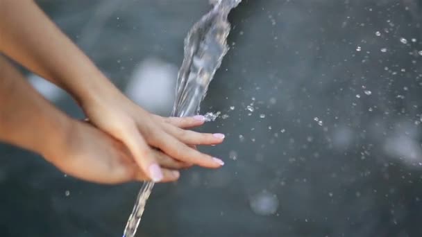 Giovani Mani Con Spruzzi Acqua Concentrazione Selettiva Coppia Insieme Acqua — Video Stock