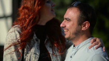 Mutlu çiftin yakın çekim portre. Yaz aylarında açık havada sırasında romantik tarih. Onlar kendini ile sarılma.