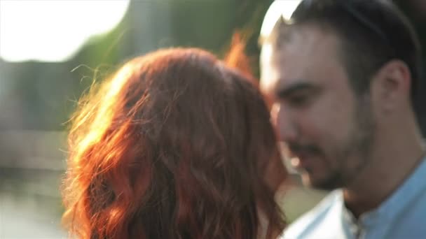 Retrato de Casal Feliz de Close-Up. Encontro romântico ao ar livre durante o verão. Eles se abraçam com você mesmo . — Vídeo de Stock