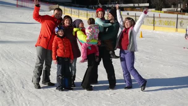 Große glückliche Familie, die zusammen Spaß hat. Winterurlaub verbringen sie beim Skifahren in den Bergen. gute Laune, Lächeln, Portrait. — Stockvideo
