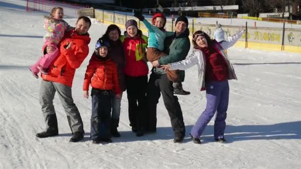 快乐的大家庭有乐趣在一起 他们度过寒假在山里滑雪 好心情 — 图库视频影像