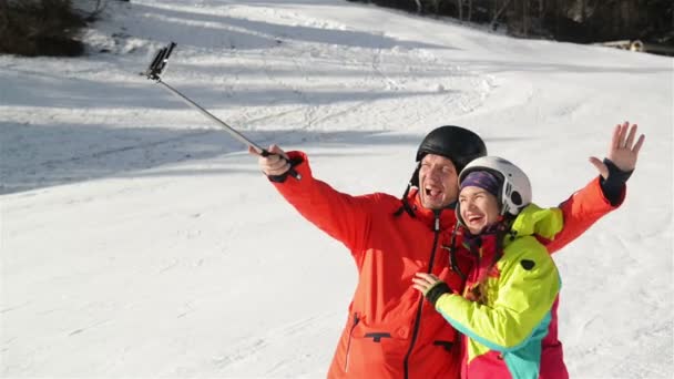 Casal feliz se divertindo na neve e fazendo selfie. Casal sorridente. Eles têm bom humor passar o tempo juntos . — Vídeo de Stock