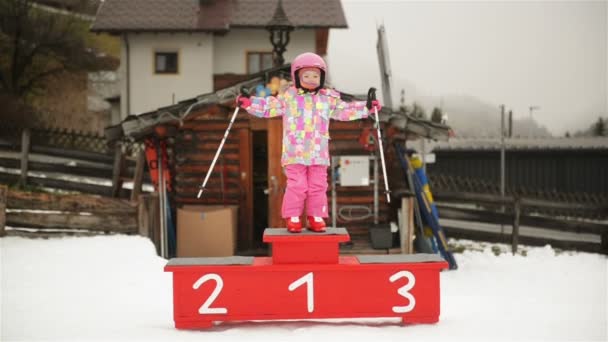 Portrait de jeune fille d'âge préscolaire. Elle se tient sur le podium et pose . — Video