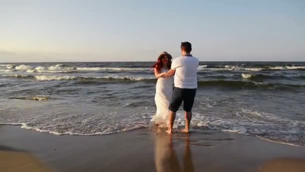 Porträt eines glücklichen Paares am Strand. die besten Flitterwochen aller Zeiten. diese Zeit verbringen sie zusammen. — Stockvideo