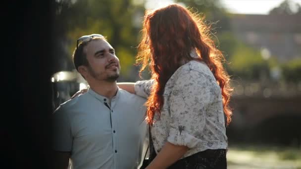 Romantikus pár a parkban ölelgeti egymást a nyáron. Néznek egymásra. Boldog együtt. — Stock videók