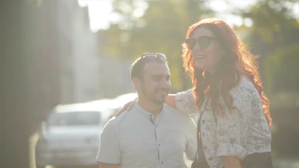 Pareja feliz pasando tiempo juntos en el parque. Se divierten mucho acurrucándose contigo mismo. . — Vídeos de Stock