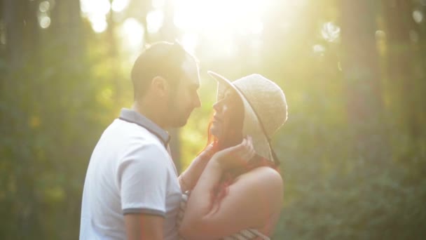 Casal romântico no parque abraça uns aos outros no verão. Eles olham um para o outro. Felizes juntos . — Vídeo de Stock