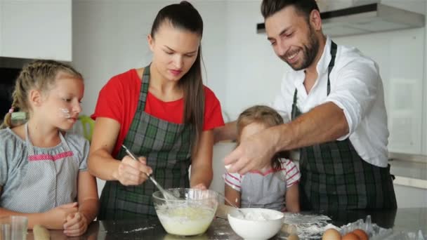 Rodiče učí děti vaření. Jsou dětem Ukázat, jak vařit těsta. — Stock video