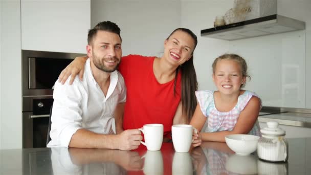 Retrato de la familia feliz en la cocina. Tienen buen humor pasando tiempo juntos . — Vídeos de Stock