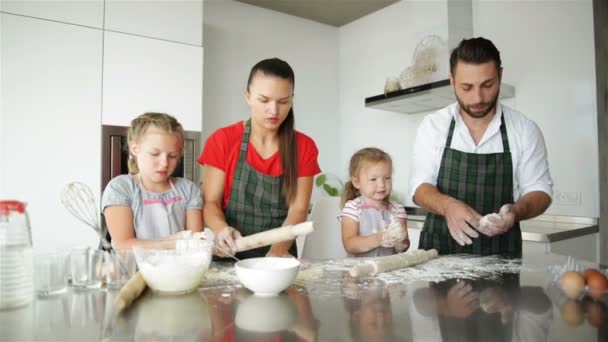 Šťastná rodina, společné vaření. Mladí dcery pomáhají svým rodičům. Mají spoustu zábavy.