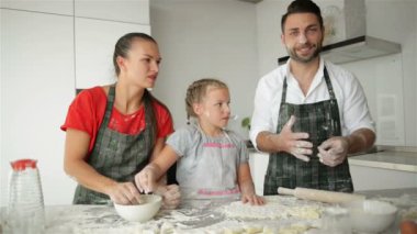 Tuhaf ailenin mutfakta eğleniyor. Onların elinden un patlattılar. Çok şirin görünüyor.