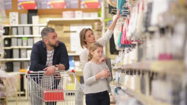 Journée du shopping d'une famille moderne. Une famille de trois personnes passe un week-end shopping ensemble dans un centre commercial moderne . — Video