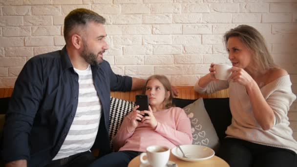 Porträt einer glücklichen Familie, die Zeit miteinander im Café verbringt. Sie haben viel Spaß miteinander zu reden. — Stockvideo