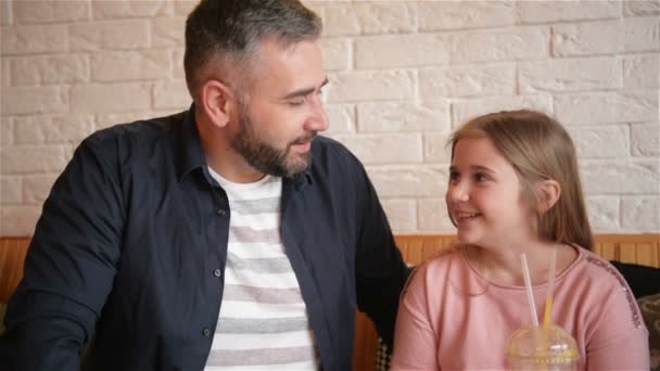 Padre con su hija pasa el día de los padres. Familia feliz tener un montón de diversión . — Vídeos de Stock