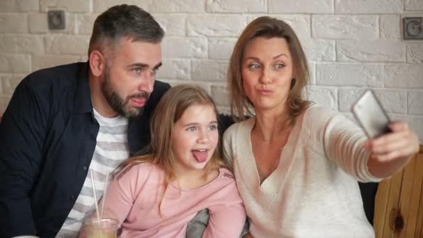 실내 Smarthphone에 Selfie 하 고 행복 한 가족의 초상화. 그들은 카페에서이 아름 다운 하루를 보내고. — 비디오