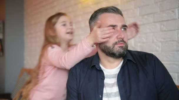 Dia dos pais. Filha da família feliz abraçando pai e risos no feriado. Ela cobre os olhos dele pelas costas. Eles se divertem muito juntos . — Vídeo de Stock