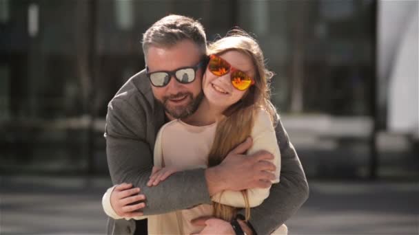 Retrato de la hija feliz con su padre. Se están divirtiendo mucho porque hoy es el día de los padres . — Vídeos de Stock