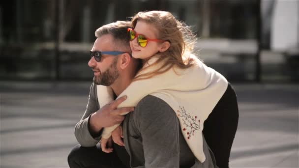 Padre con su linda hija divirtiéndose al aire libre. Día del Padre Humor . — Vídeo de stock