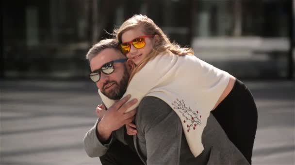 Padre con su linda hija divirtiéndose al aire libre. Día del Padre Humor . — Vídeo de stock