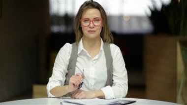 Genç mutlu gülümseyen Iş kadın ya da emlakçı yeni evden anahtarları gösteren. Arka planda yalıtılmış. Tuşlara odaklan