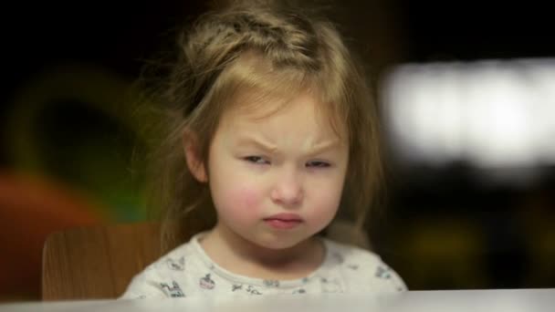 Retrato de una chica triste poniendo su cabeza en el escritorio. Cutie pequeña chica va a llorar . — Vídeos de Stock